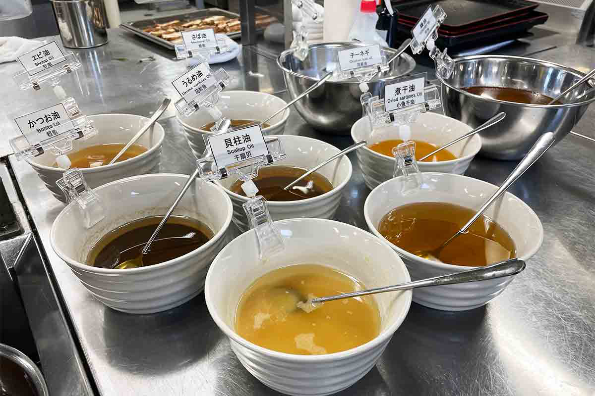 さまざまな元ダレ、香味油を調合してスープを作る【写真：ENCOUNT編集部】