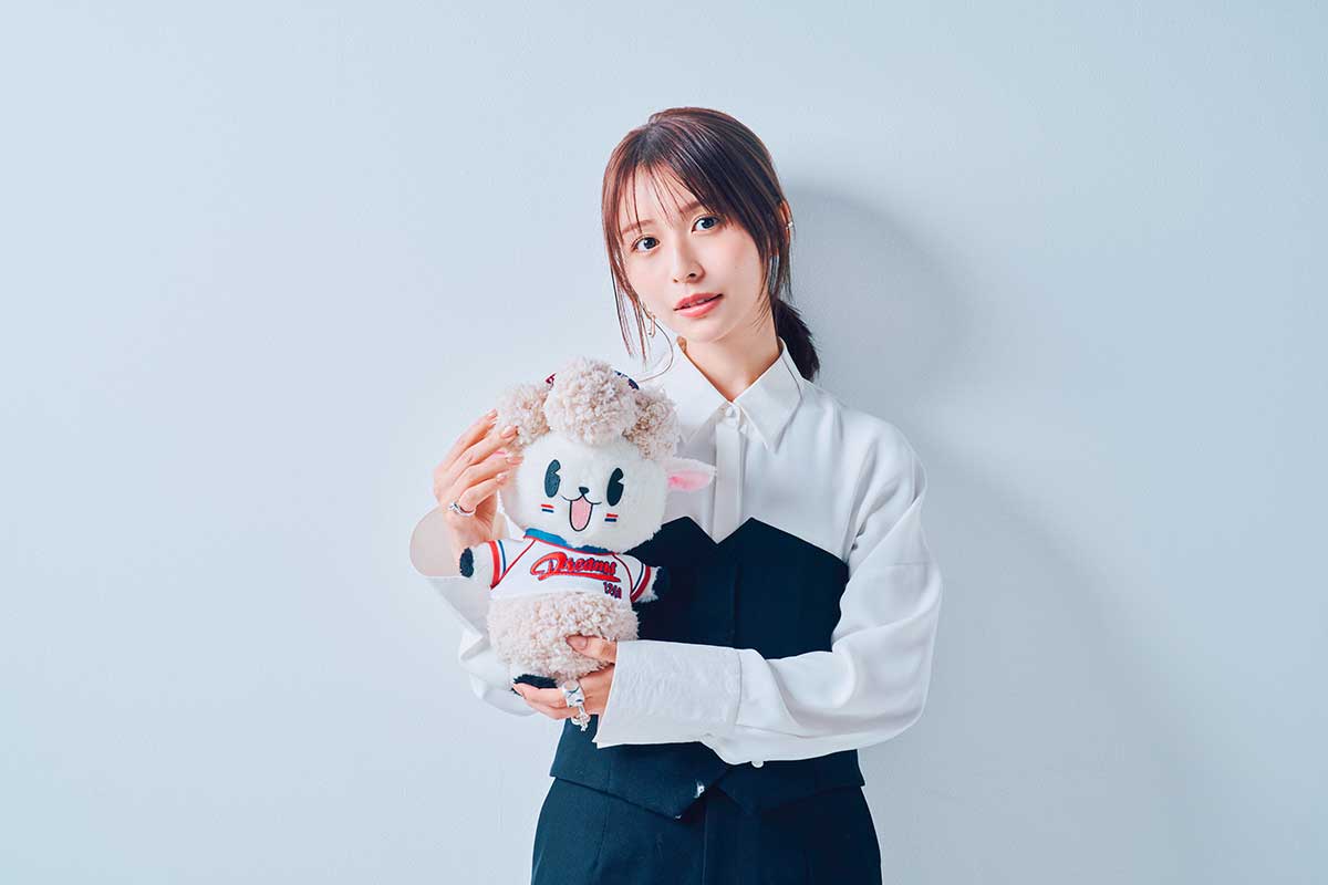 「ドリームズ」のマスコットキャラクターを手にした長濱ねる【写真：高田啓矢】