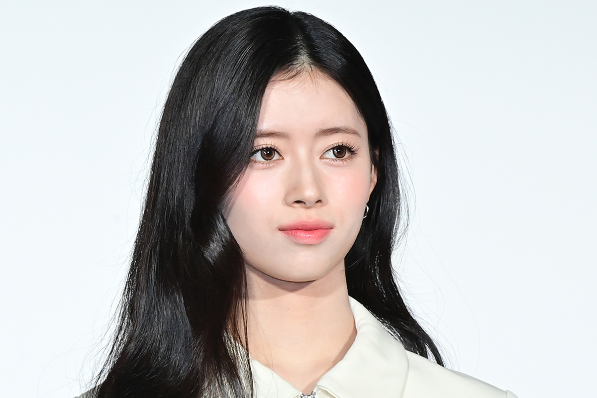 NiziU・RIMAが「爆美女」　抜群スタイルにファン仰天「見本のような美脚」「銅像になるくらい」