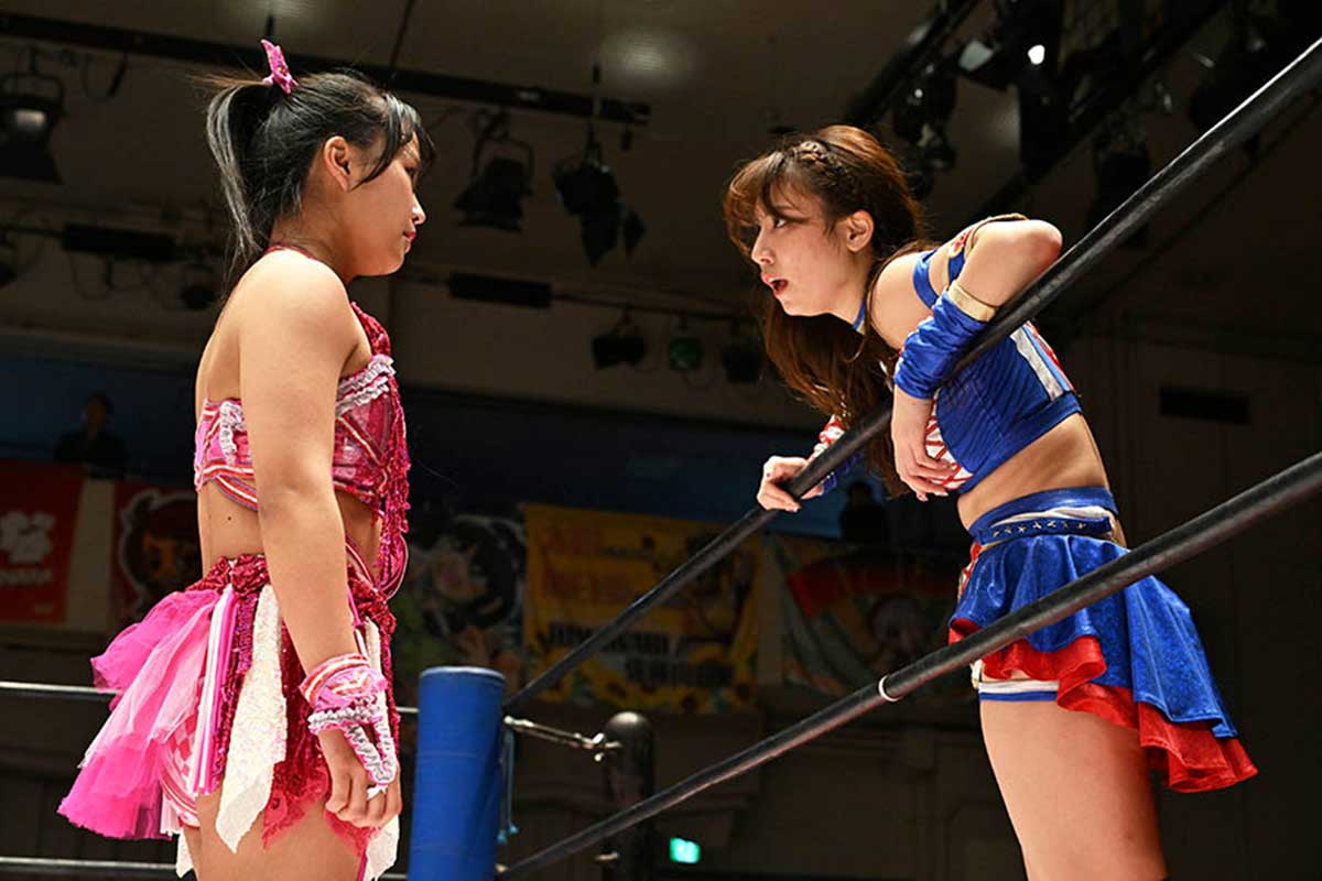 2月14日後楽園ホールで前哨戦を行なった渡辺未詩(左)と荒井優希【写真提供:(C)東京女子プロレス】