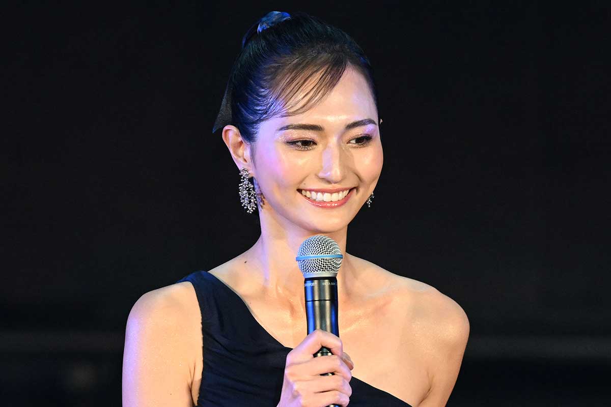 元ミス青山の山賀琴子、4000万円超の新型スーパーカーと対面　ネットも注目「美しすぎ」「お似合い」