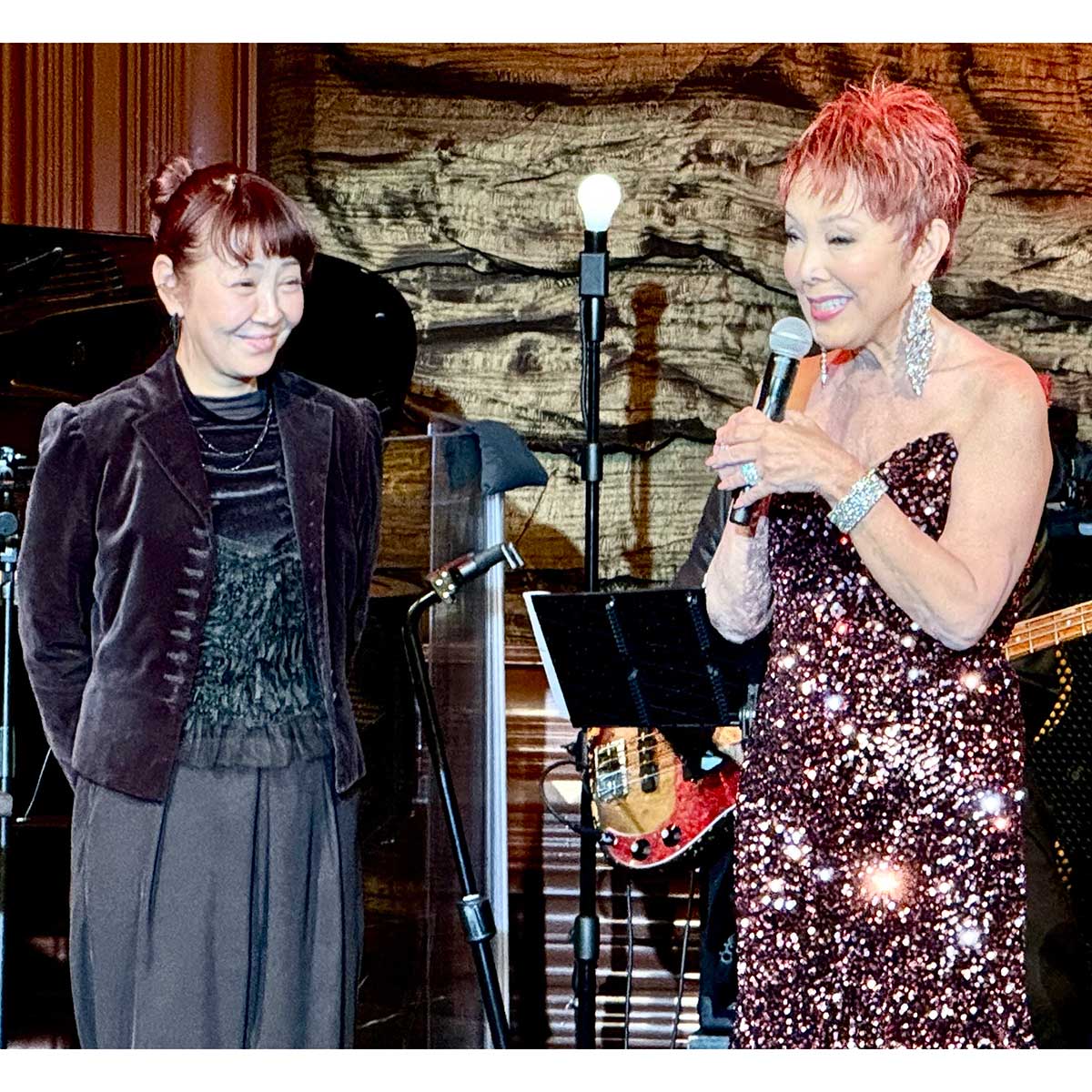 池畑慎之介（右）のライブ中、客席から呼ばれてステージに立った芳本美代子