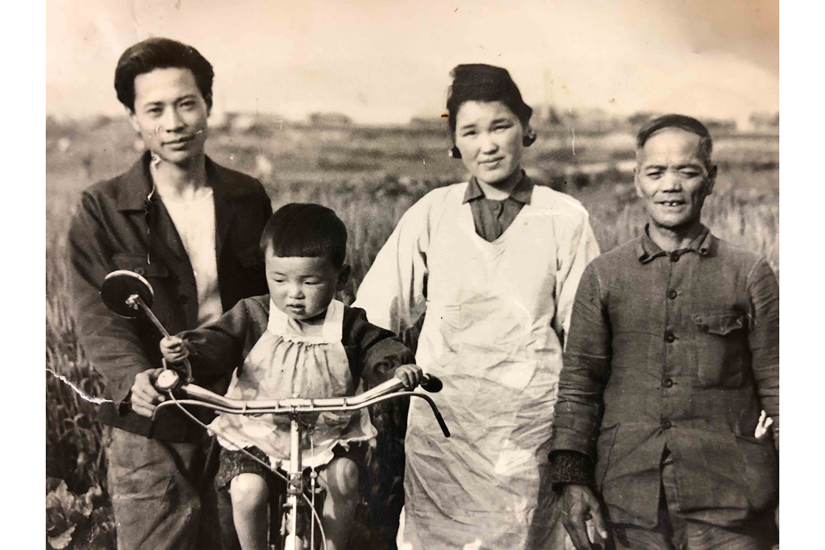 自転車で遊ぶ幼少期の写真。両親、祖父と【写真：本人提供】