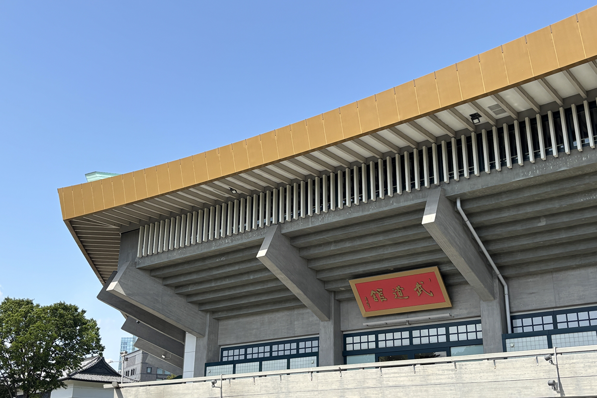 日大卒業式に人気アイドルがサプライズ出演…「これは一生の思い出」「すごすぎる」と驚きの声　日向坂46が登場