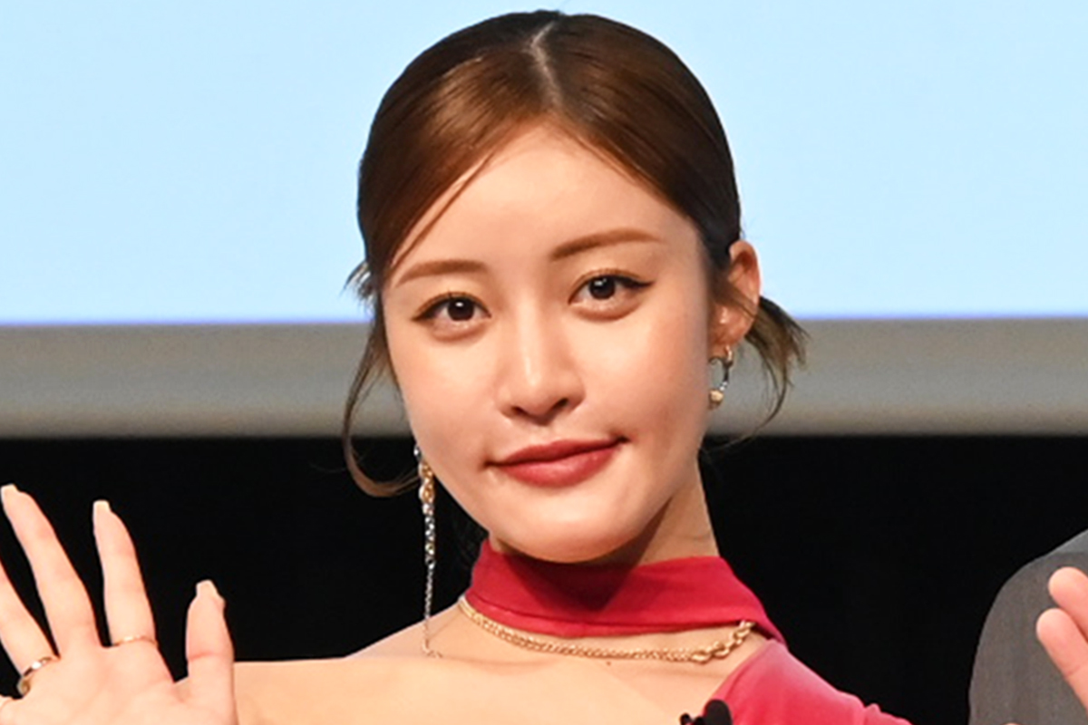 ストラップドレスでワキ見せも…ミニ丈衣装の王林に「スタイルも抜群」「足長」「可愛さ最強」