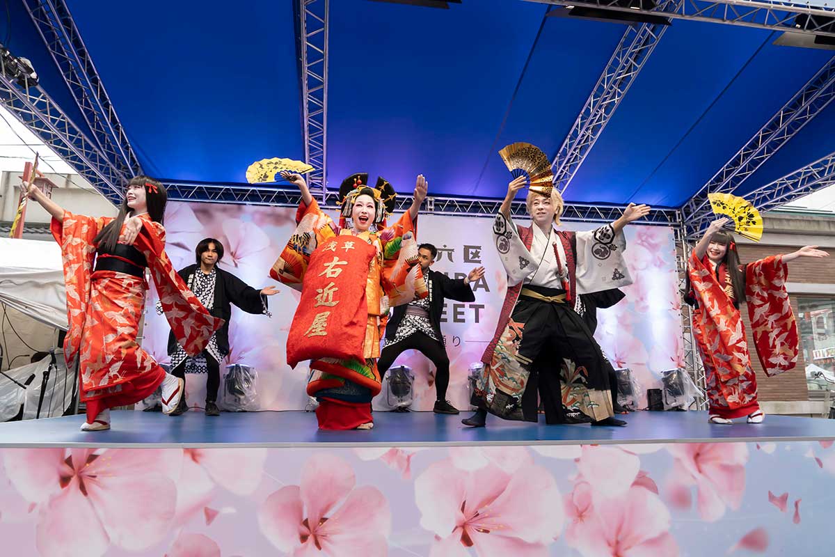 「浅草六区 SAKURA STREET -桜艶通り-」プレスツアー ステージイベントの様子