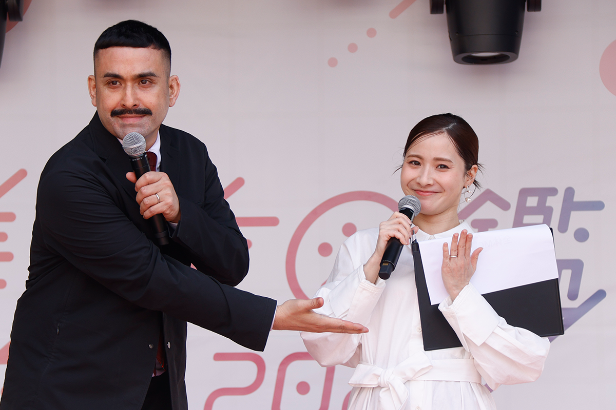 デニス植野行雄、妻・比嘉梨乃と結婚後初共演「僕の妻です！」　紳士的なエスコートも