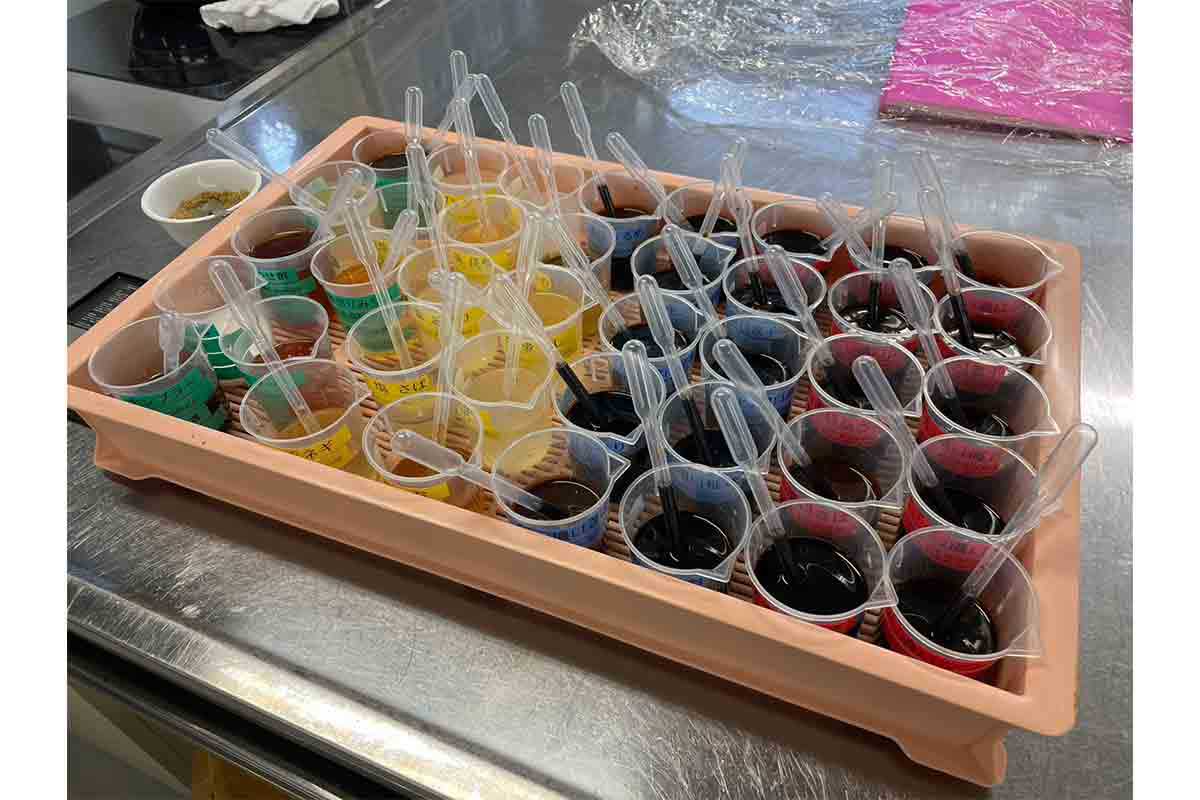 ラーメン学校では天然素材を調合する【写真：ENCOUNT編集部】