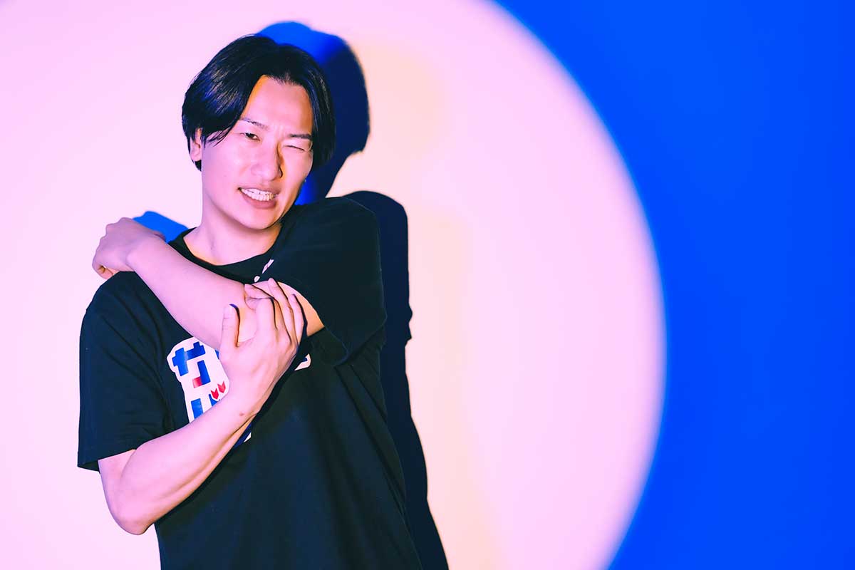 撮影のライトで眩しそうな山添寛【写真：冨田味我】