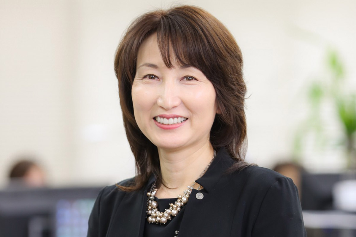 「世界の山ちゃん」59歳女性オーナーがアイドル電撃加入！「かわいい側に立つとは」…手羽先がつないだ縁