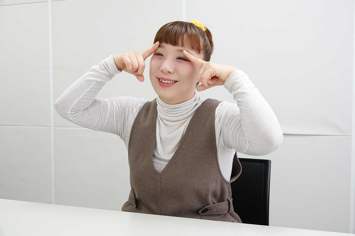 モノマネのポイントを語る森田まりこ【写真：ENCOUNT編集部】