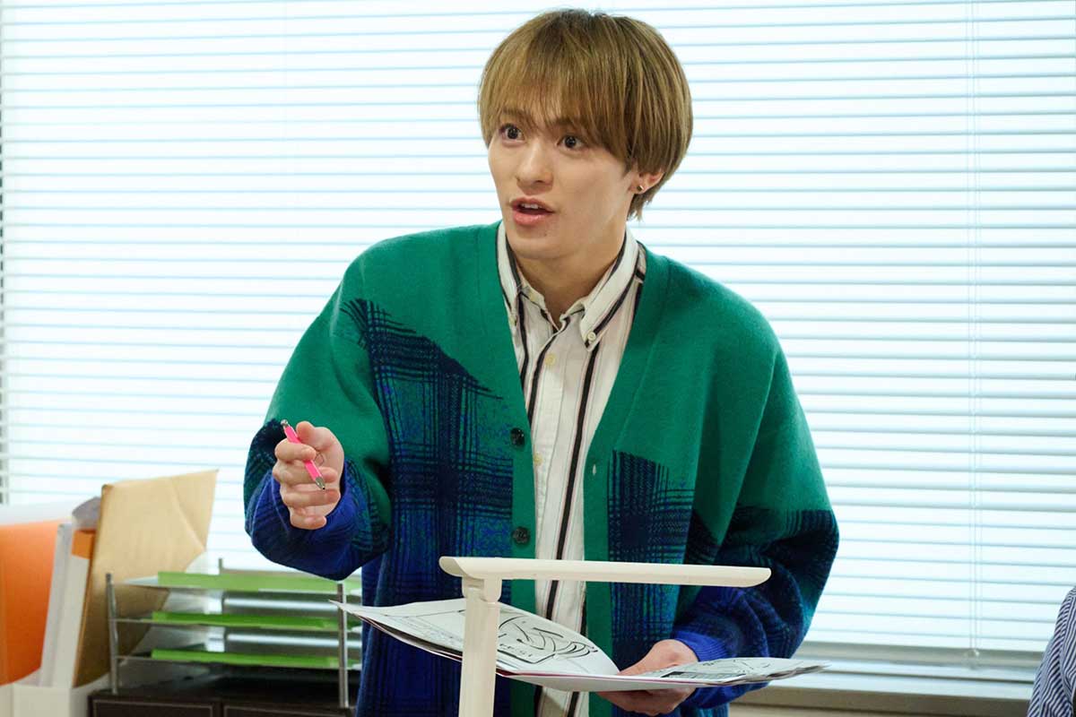 お調子者で明るい編集部員・副島昂樹を演じる松倉【写真:(C)テレビ朝日】