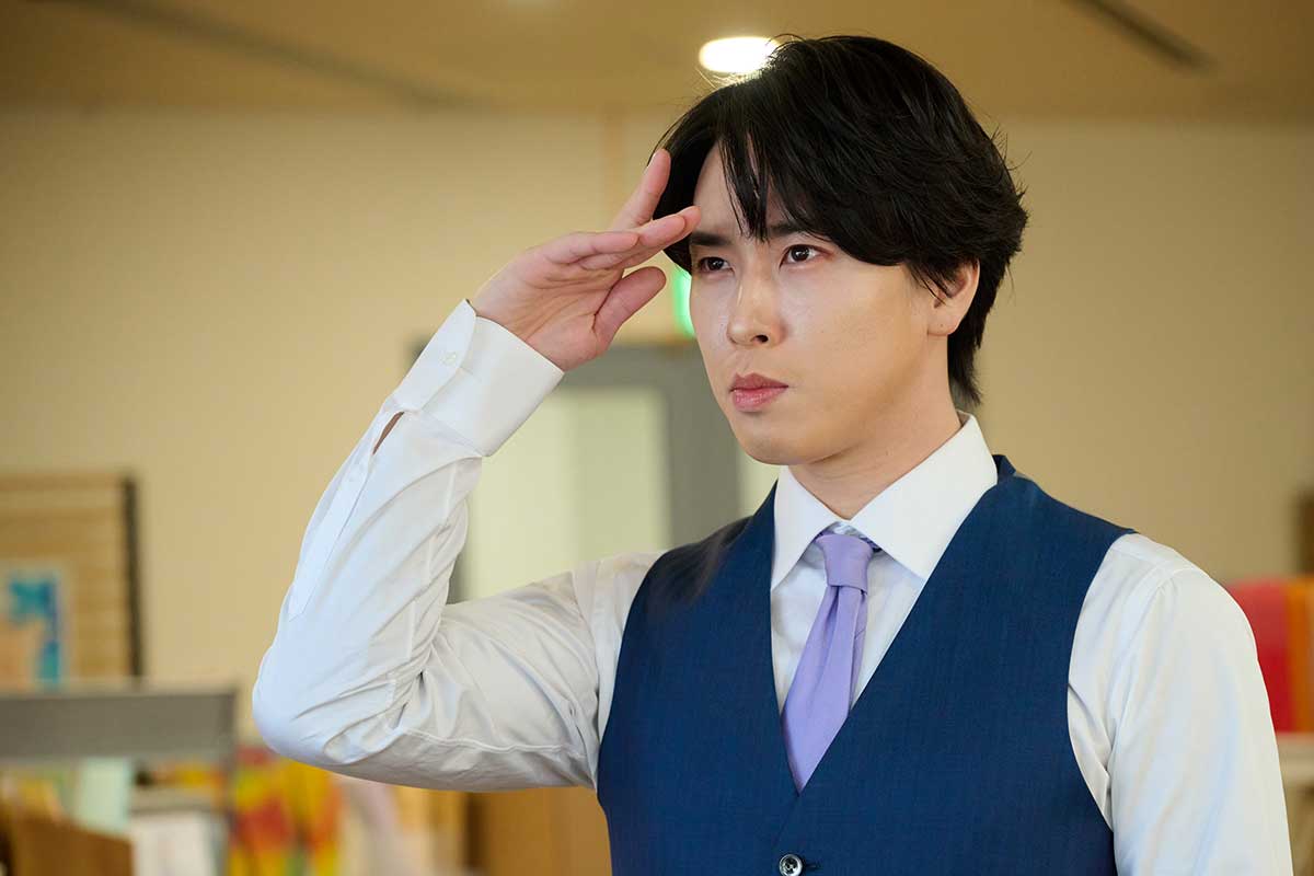 劇中ではアンドロイドならではの仕草も【写真:(C)テレビ朝日】