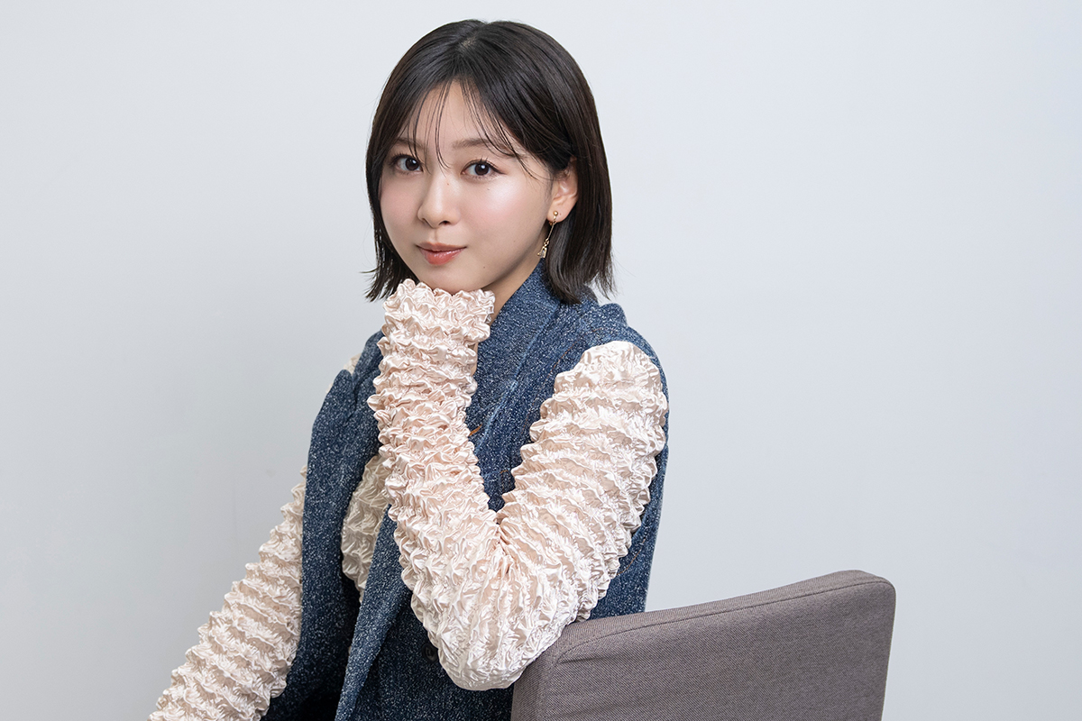 制服から一転、スタイリッシュな衣装で大人の表情を見せる富田鈴花【写真：増田美咲】
