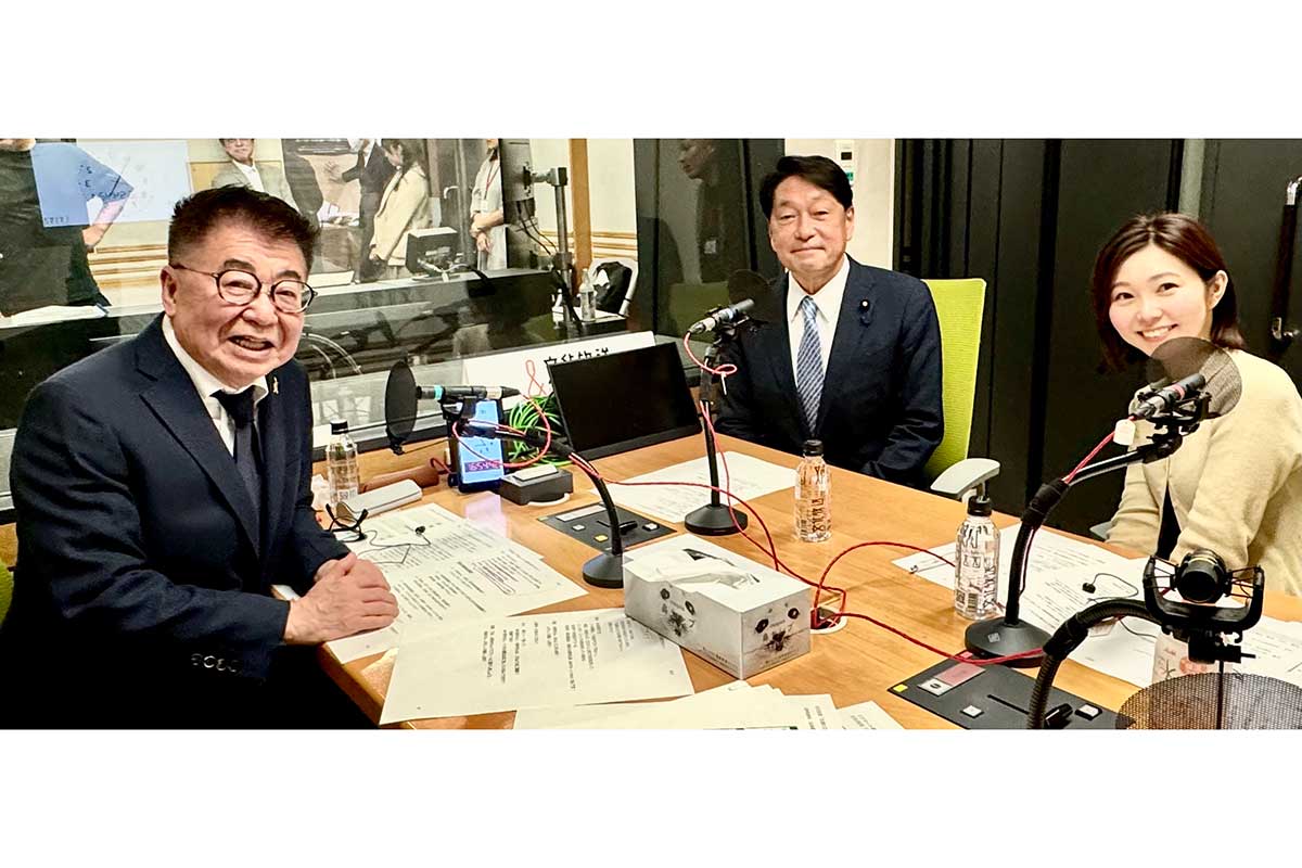 スタジオで笑顔を見せる生島ヒロシ（左）。中央はゲストの小野寺五典衆院議員、右は松永安奈アナ