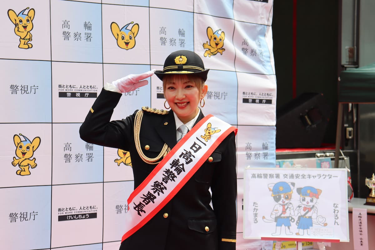 「これは掘り出し物」愛好家が思わず感嘆、駅前に希少車ズラリ　一日警察署長・山田まりやはオープンカーに