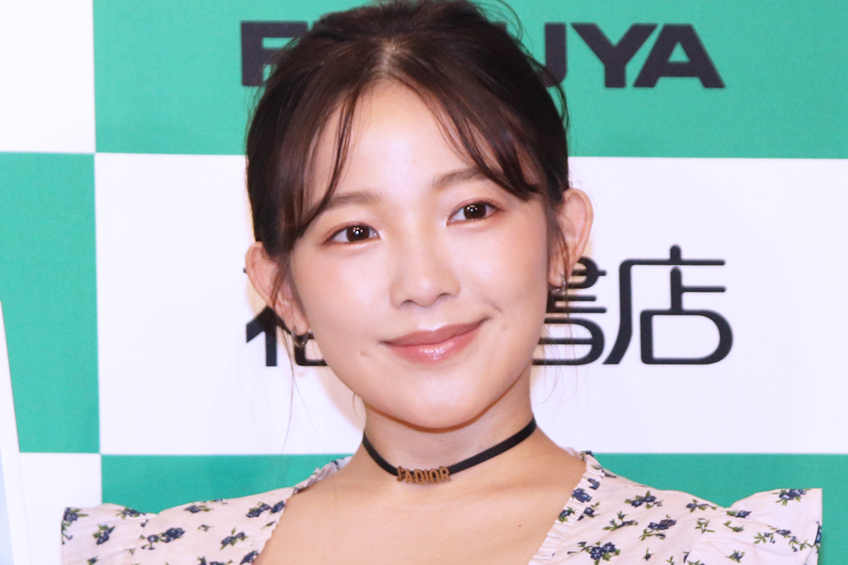 Iカップグラドル・天木じゅん、胸元ざっくりのお花見コーデに反響「大胆過ぎる」「桜以上に魅力的」