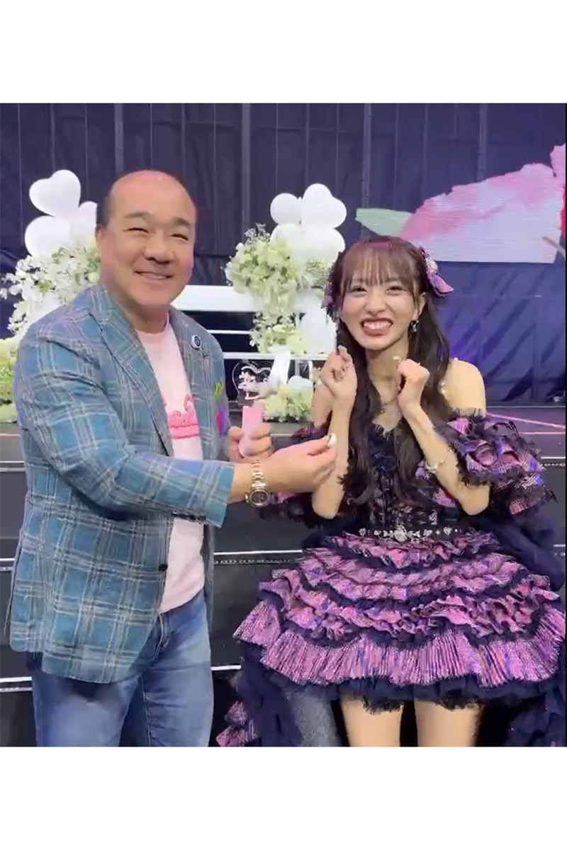 AKB48卒業コンサート後、対談する西村誠司氏(左)と向井地美音