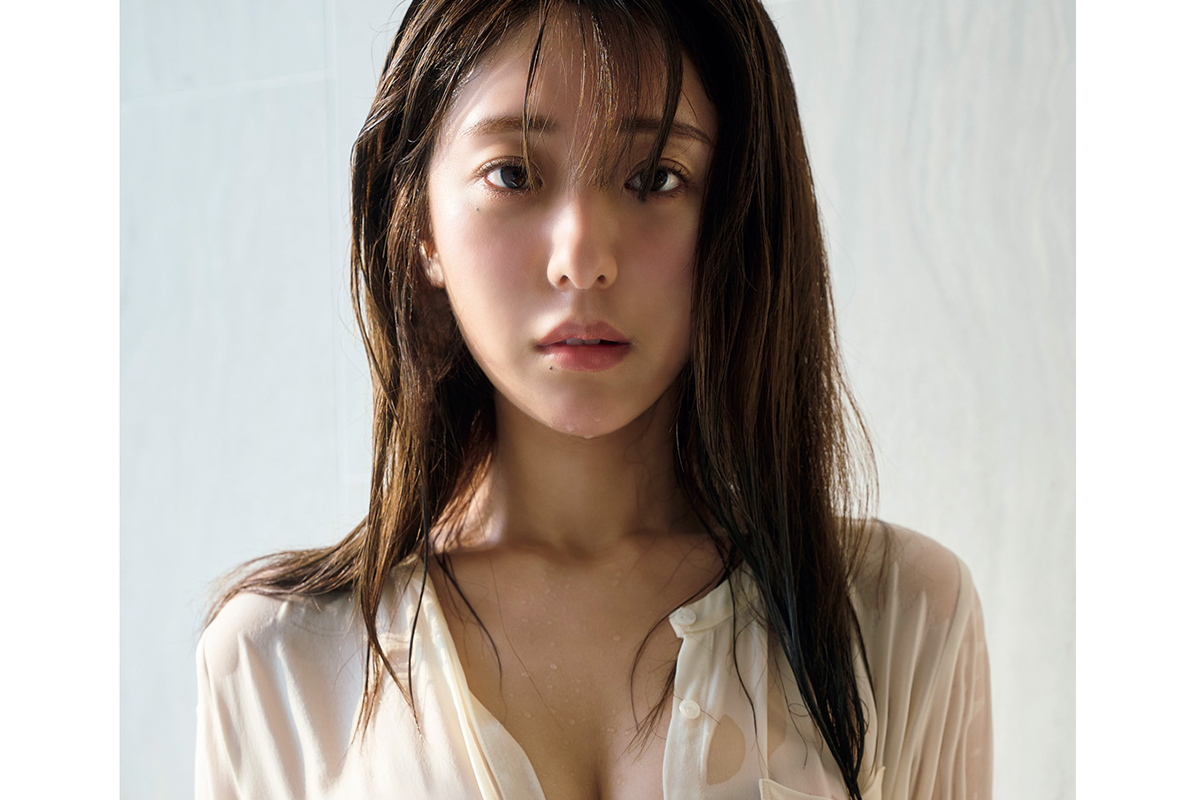 慶応大卒の女性アナがグラビア　潤いに満ちたYシャツから抜群スタイルを披露…過去にNHK BS番組でMCの白戸ゆめの