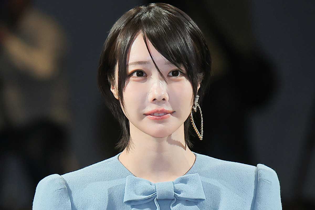 「脚なが！」　あの、超ミニワンピに熱視線「ビジュ強すぎんか!?」「存在感エグ」