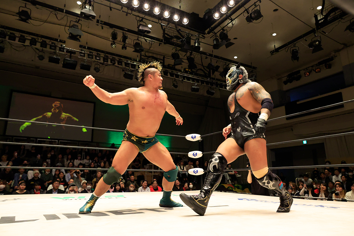 ウルフにラリアットを叩きこむGHC王者Yoshiki【写真提供:プロレスリング・ノア】