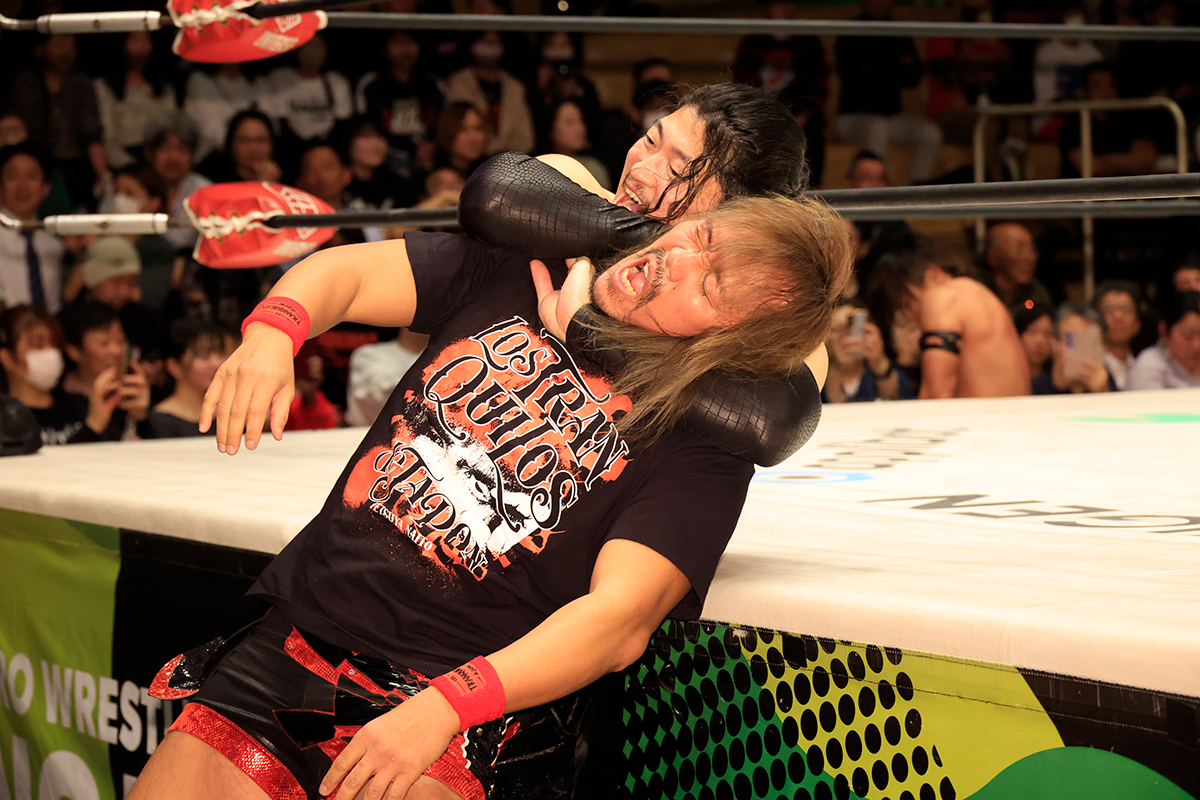 場外で内藤にスリーパーホールドを極めるOZAWA【写真提供:プロレスリング・ノア】