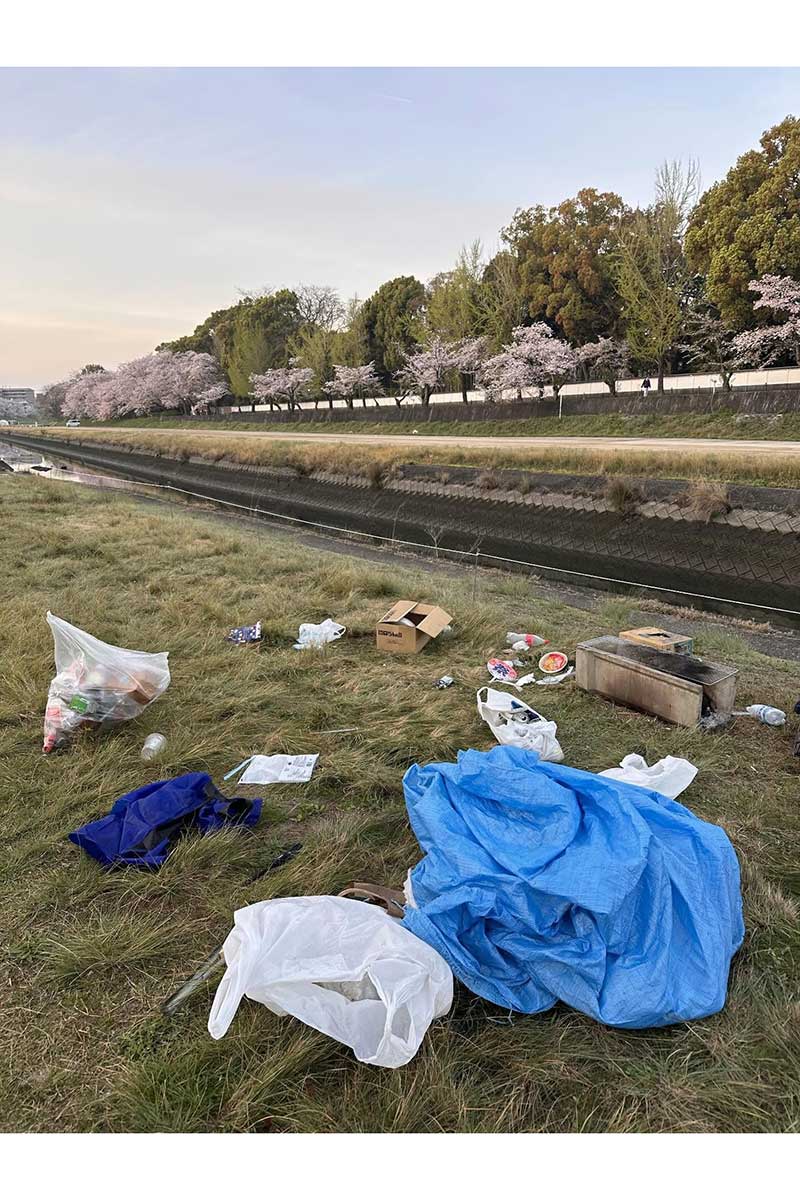 「岡山さくらカーニバル」の会場で大量に放置されたごみ【写真：スピフードJapan food travel（@spistagram1）提供】