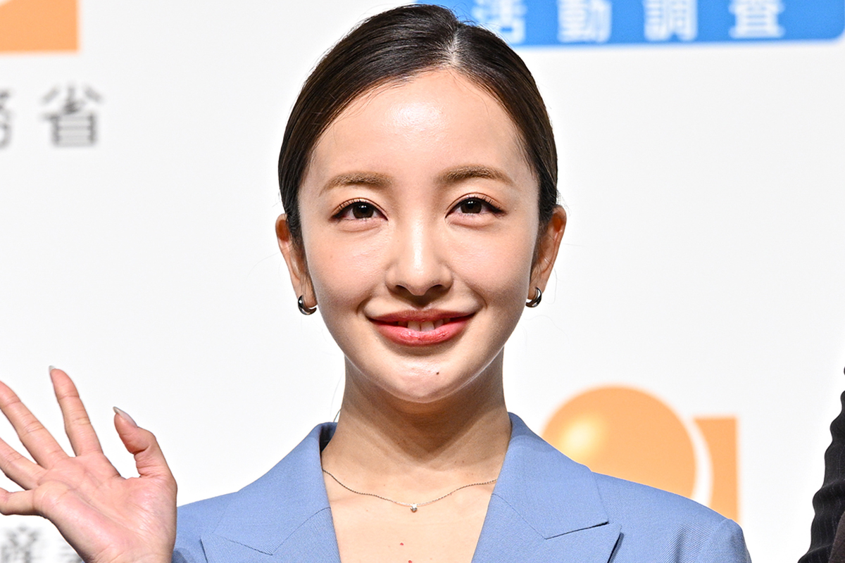 板野友美、林芳正総務大臣から“ともちん”呼び　表敬訪問ぶりの再会で色紙プレゼント