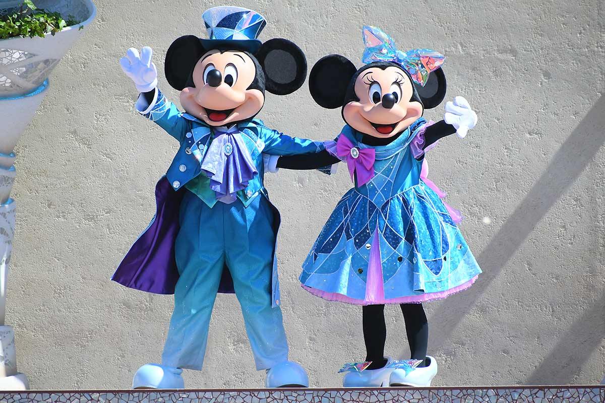 TDS、25周年イベントでパークが“ジュビリーブルー”一色に　『レミーのおいしいレストラン』モチーフのフードも登場