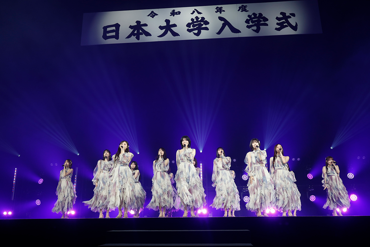 乃木坂46、日大入学式にサプライズ出演　1万8000人の新入生からどよめき＆大歓声
