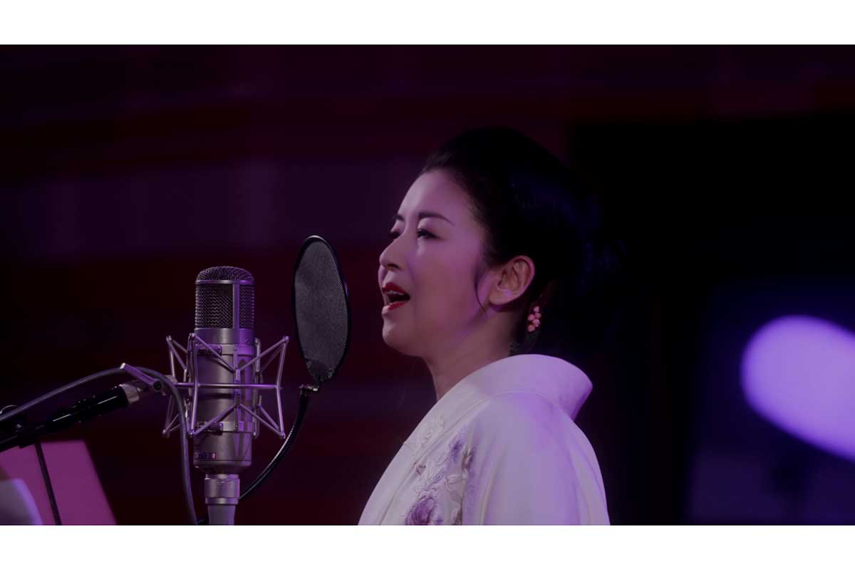 「明治ミルクチョコレート」の企画『Melody of meiji』に出演する藤あや子