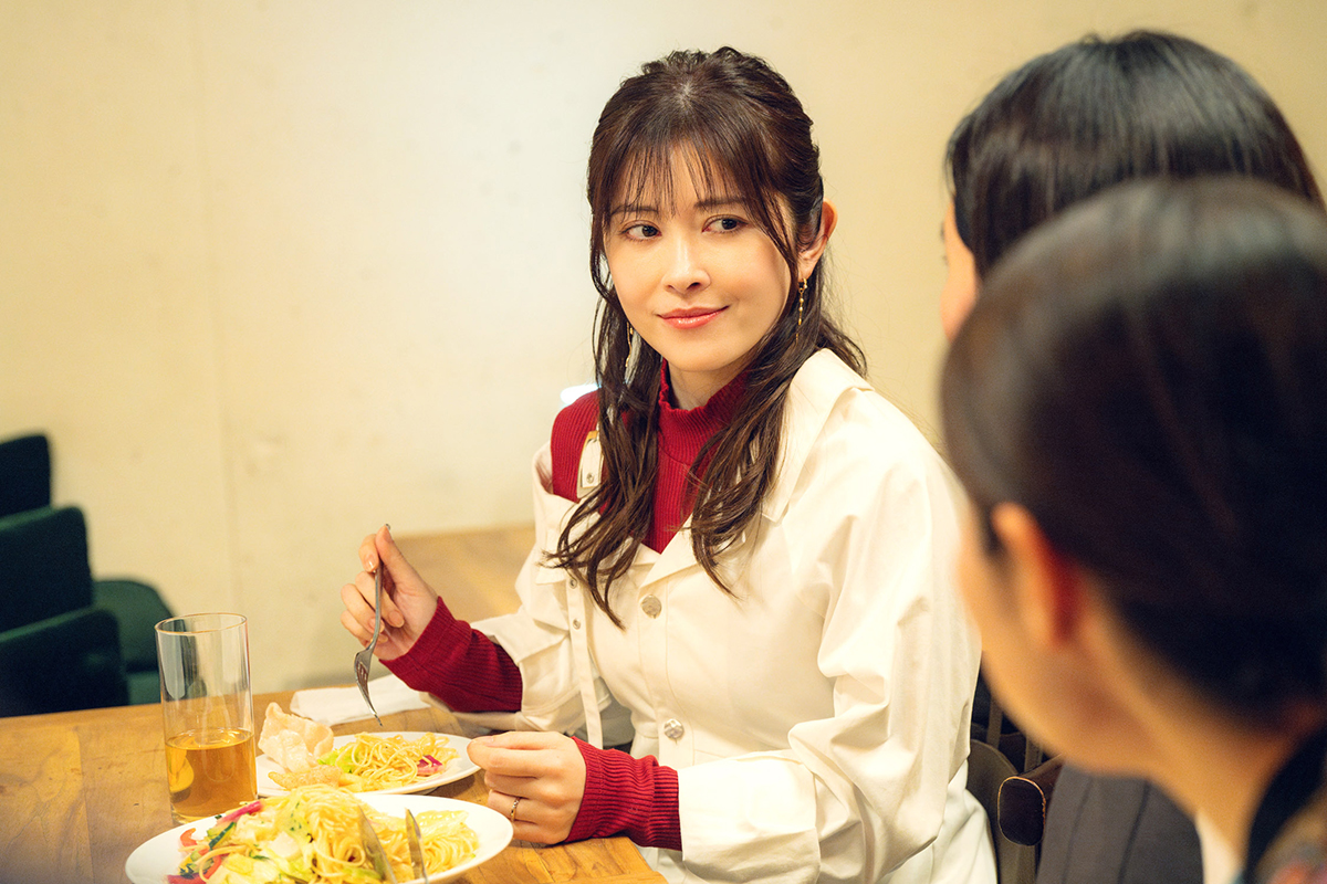 ドラマ初主演で、夫の裏切りに美容師を演じる宮澤エマ【写真：(C)『産まない女はダメですか？』製作委員会】