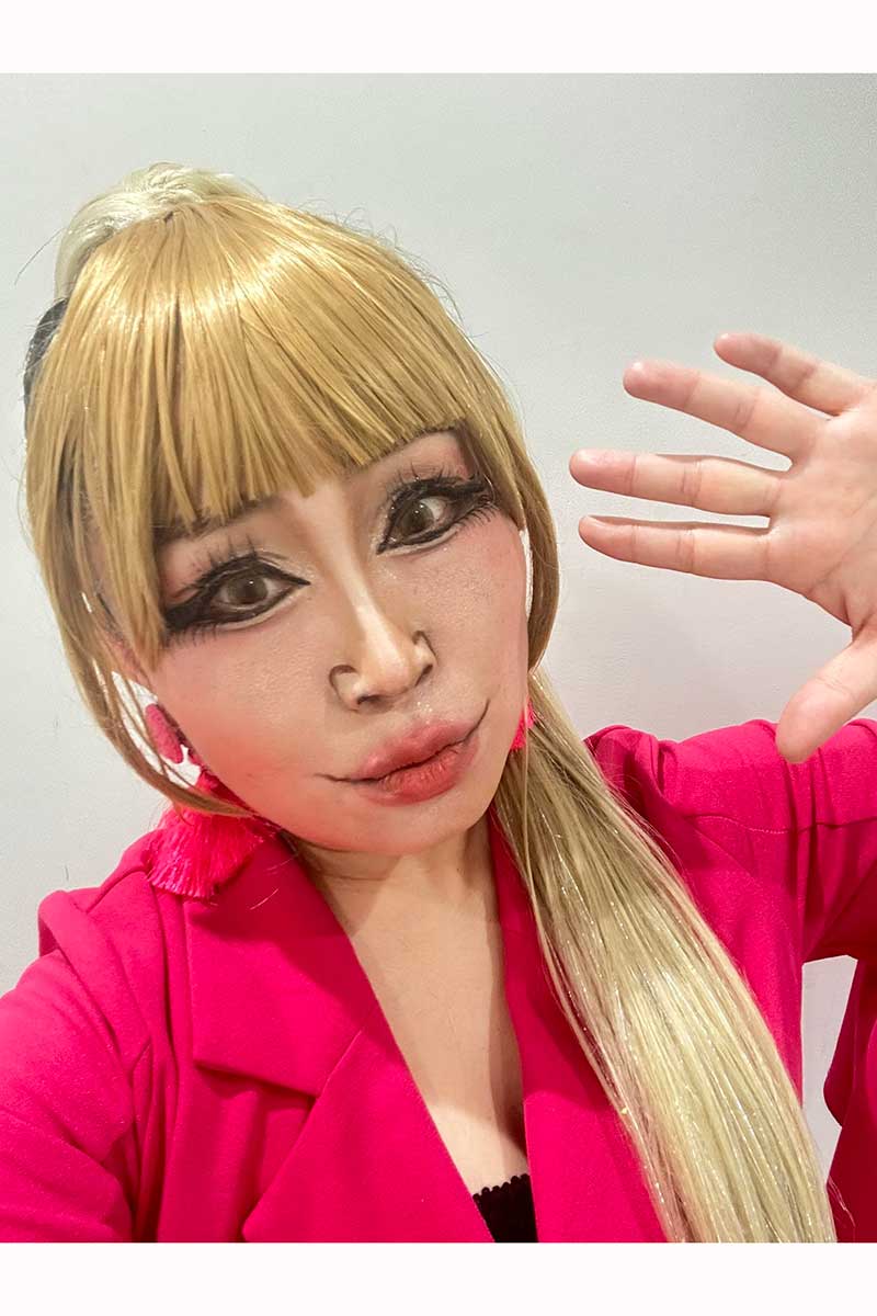 浜崎あゆみのものまねを披露したキンタロー。【写真:X(@Kintalo_)より】