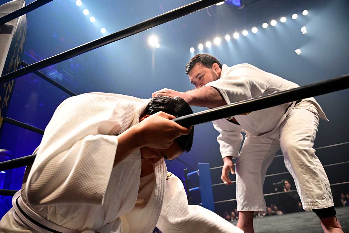 ウルフアロン（右）に挑んだカカロニ・栗谷【写真：(C)AbemaTV,Inc.】