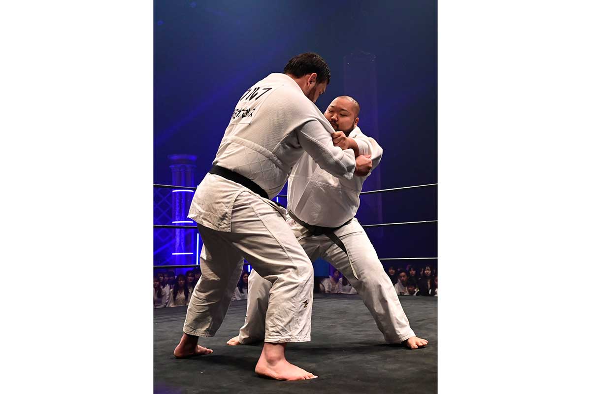 ウルフアロン、ベンチプレス400kgの“筋肉爆弾”から内股一本「すげええええ」「早かった。びっくり」