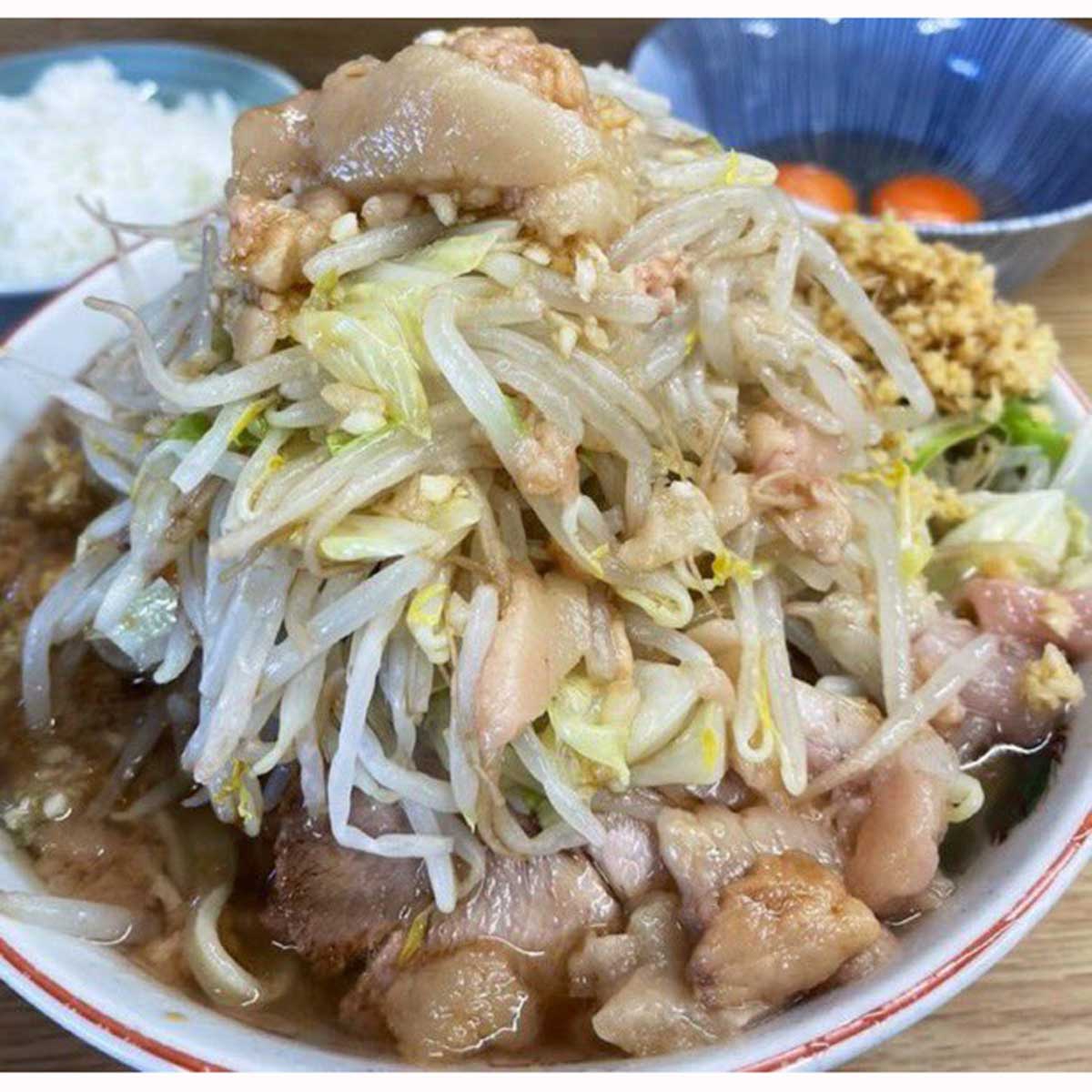 ラーメン二郎を「1000日間連続」で食べ続けたYouTuberが話題に【写真：X（@delicious2626）より】