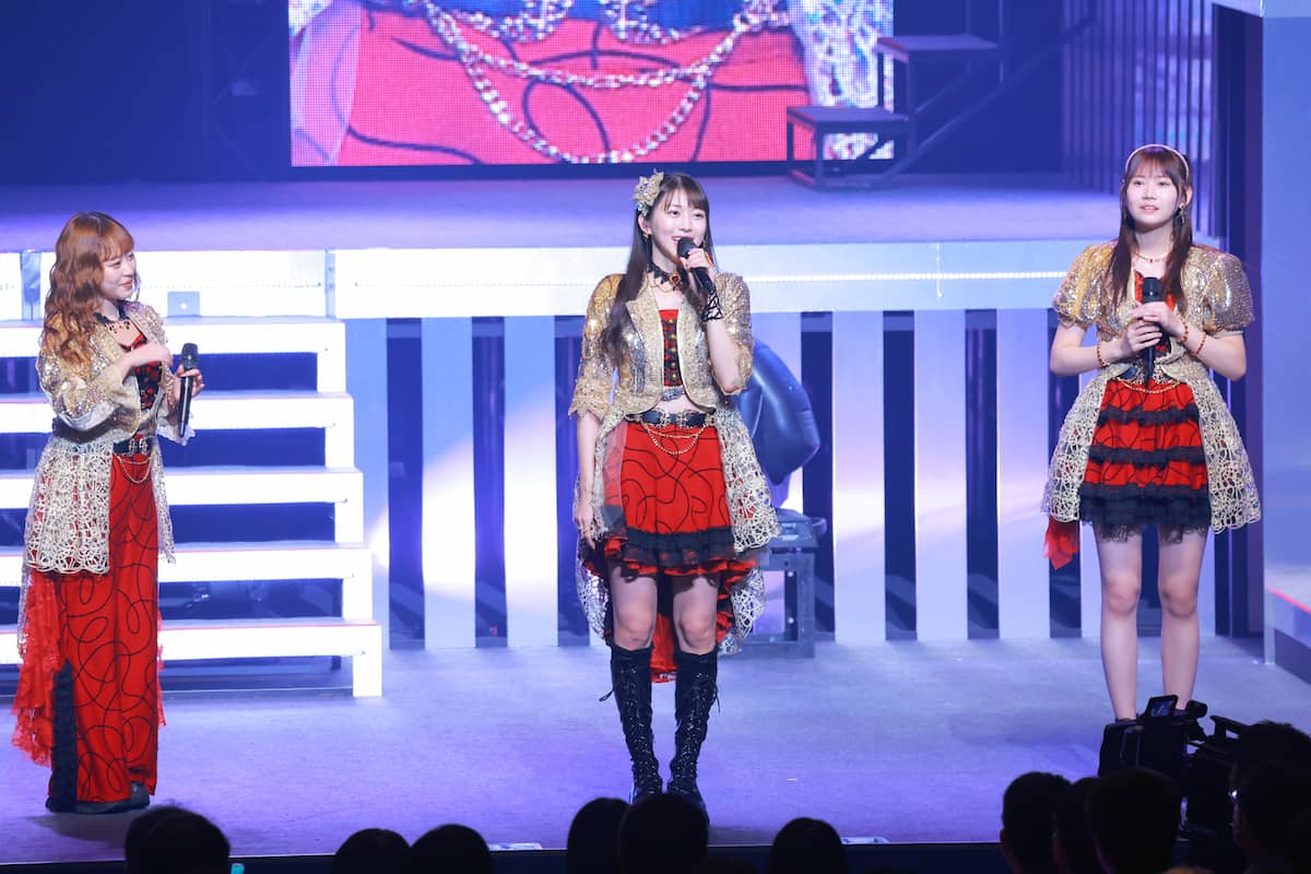 ステージで卒業をモーニング娘。卒業を報告する牧野真莉愛（中央）