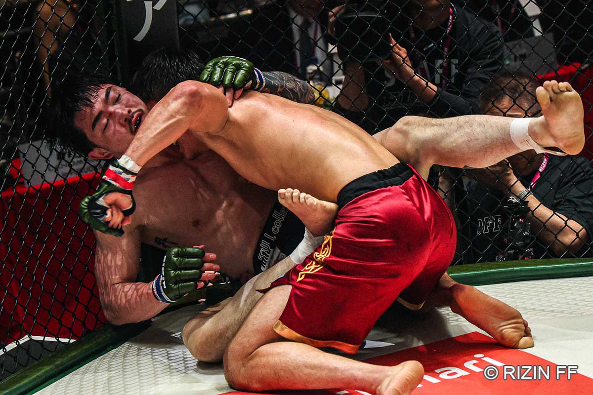 ヌルハン・ズマガジーに敗北した天弥（左）【写真：(C)RIZIN FF】