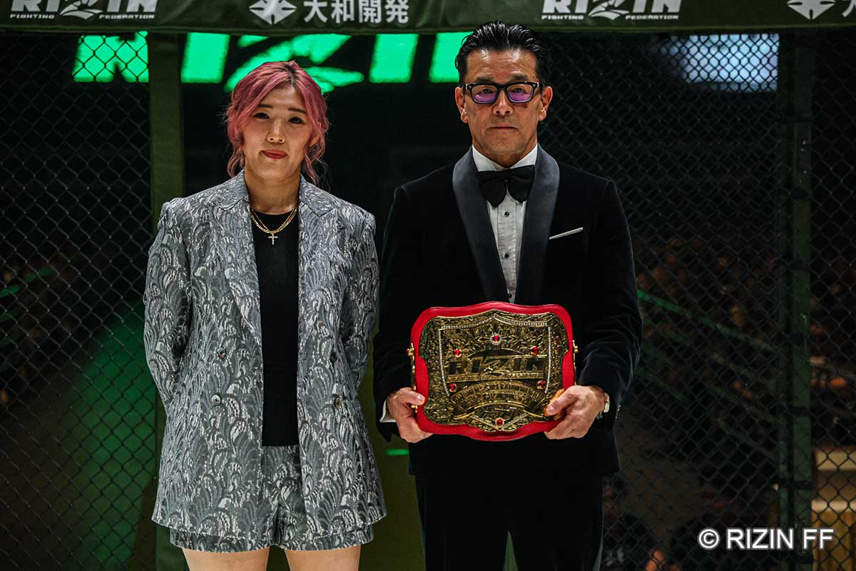 ベルト返上を発表した伊澤星花(左)と榊原信行CEO【写真:(C)RIZIN FF】
