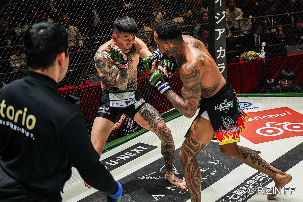 【RIZIN】萩原京平、無名のハワイ戦士にフルボッコ　顔面から大出血…ノーコンテストで勝敗つかずもケージに撃沈