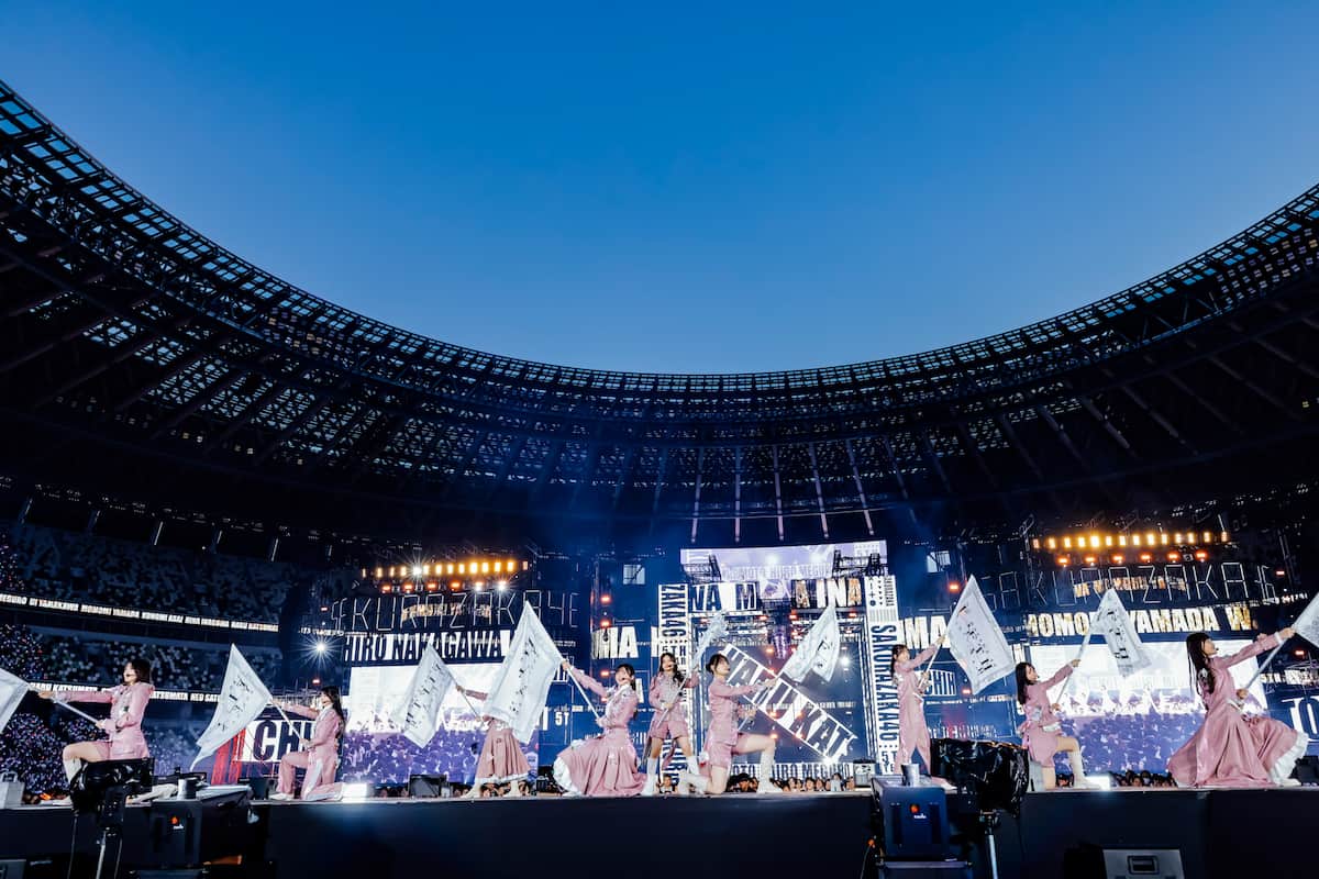 四期生はフラッグを手にパフォーマンス【写真：(C)Seed & Flower LLC】