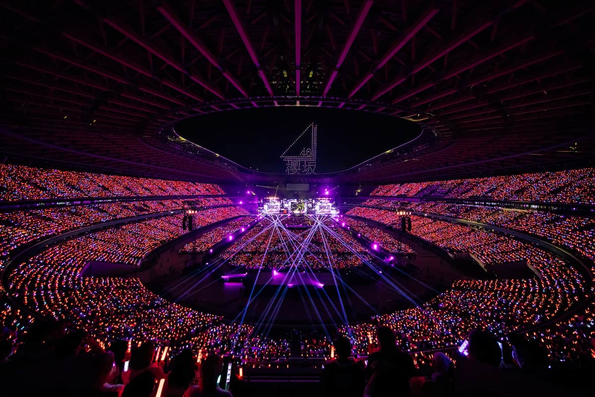 夜空にはドローンショーでグループロゴが浮かび上がる【写真：(C)Seed & Flower LLC】