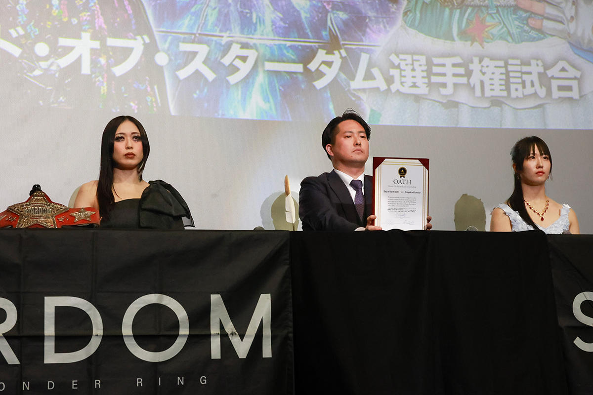 上谷沙弥（左）と玖麗さやかの調印式（中央は岡田太郎社長）【写真：橋場了吾】