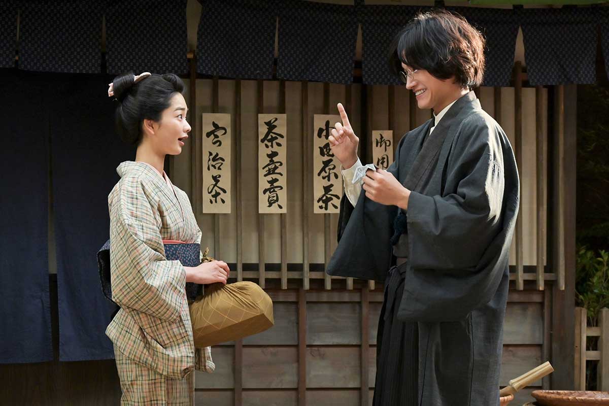 りん（見上愛）とシマケン（佐野晶哉）【写真：(C)NHK】