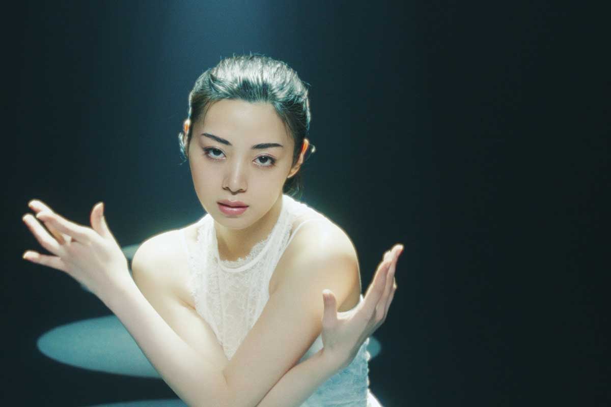 「Chacott COSMETICS」のCMに出演する池田エライザ