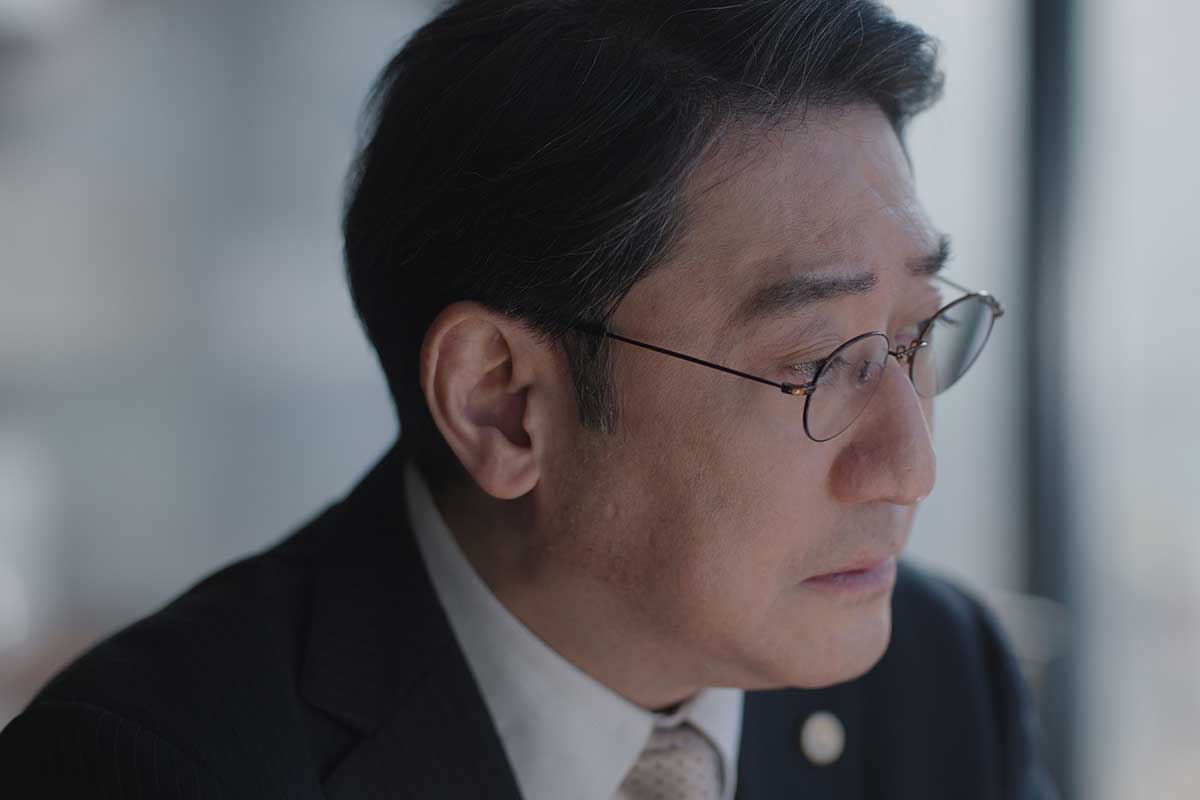 白石健介役を演じる中村芝翫【写真：(C)2026「白鳥とコウモリ」製作委員会】