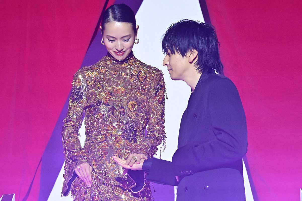 戸田恵梨香、ゴールドドレスで美背中披露「かなりドキドキ」　生田斗真がエスコート