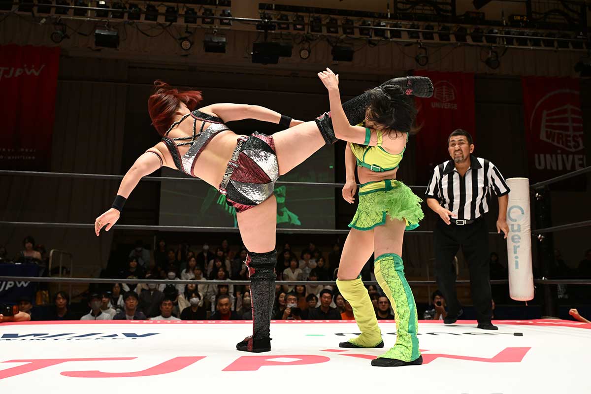一撃必殺のスカルキックは脅威だ【写真:(C)東京女子プロレス】