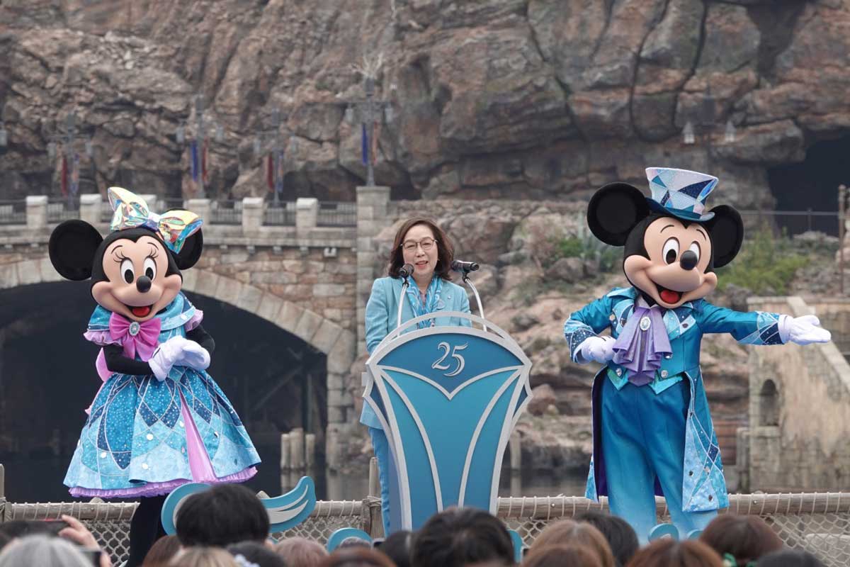 左からミニーマウス、高野由美子氏、ミッキーマウス【写真：ENCOUNT編集部】