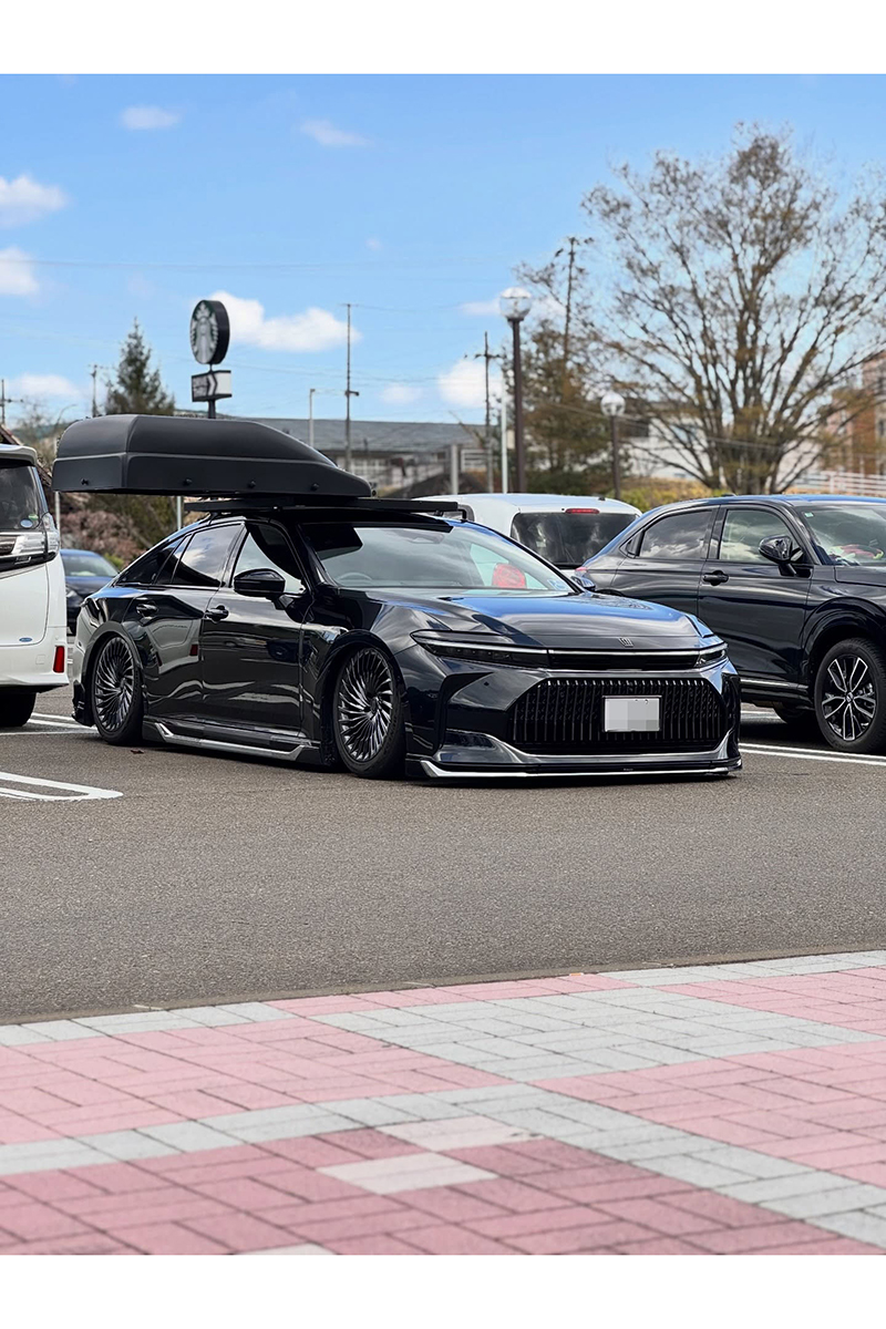 2台分の駐車スペースの真ん中に止められたクラウン【写真：hiroto（@hiro41821）さん提供】